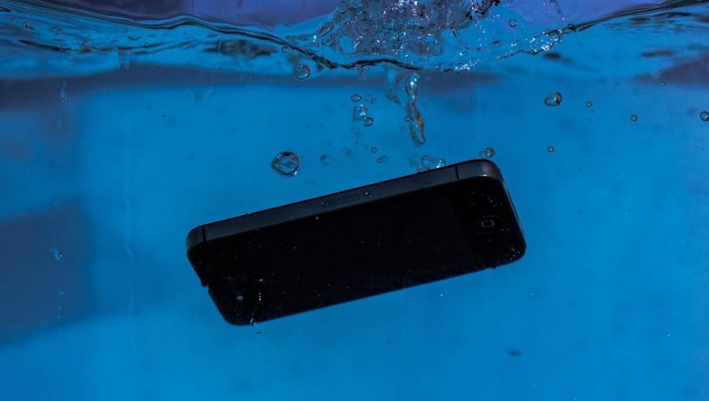  iPhone 14 gets wet