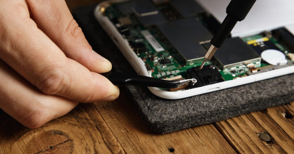 How to Choose the Best iPhone Repairs for Your Needs